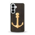 Coque de protection en bois véritable fabriquée en France pour  sur le thème nautique avec un bois clair et un bois foncé représentant une ancre de bateau