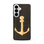 Coque de protection en bois véritable fabriquée en France pour  sur le thème nautique avec un bois clair et un bois foncé représentant une ancre de bateau