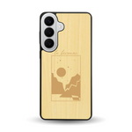 Coque de protection en bois véritable fabriquée en France pour  sur le thème du camping en pleine nature et du bivouac avec la phrase "Aventure is out there"