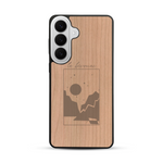Coque de protection en bois véritable fabriquée en France pour  sur le thème du camping en pleine nature et du bivouac avec la phrase "Aventure is out there"