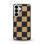 Coque de protection en bois véritable fabriquée en France pour  alliant plusieurs essences de bois pour représenter un damier