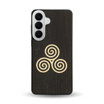 Coque de protection en bois véritable fabriquée en France pour  alliant du chêne fumé et du bambou et doré représentant un triskell