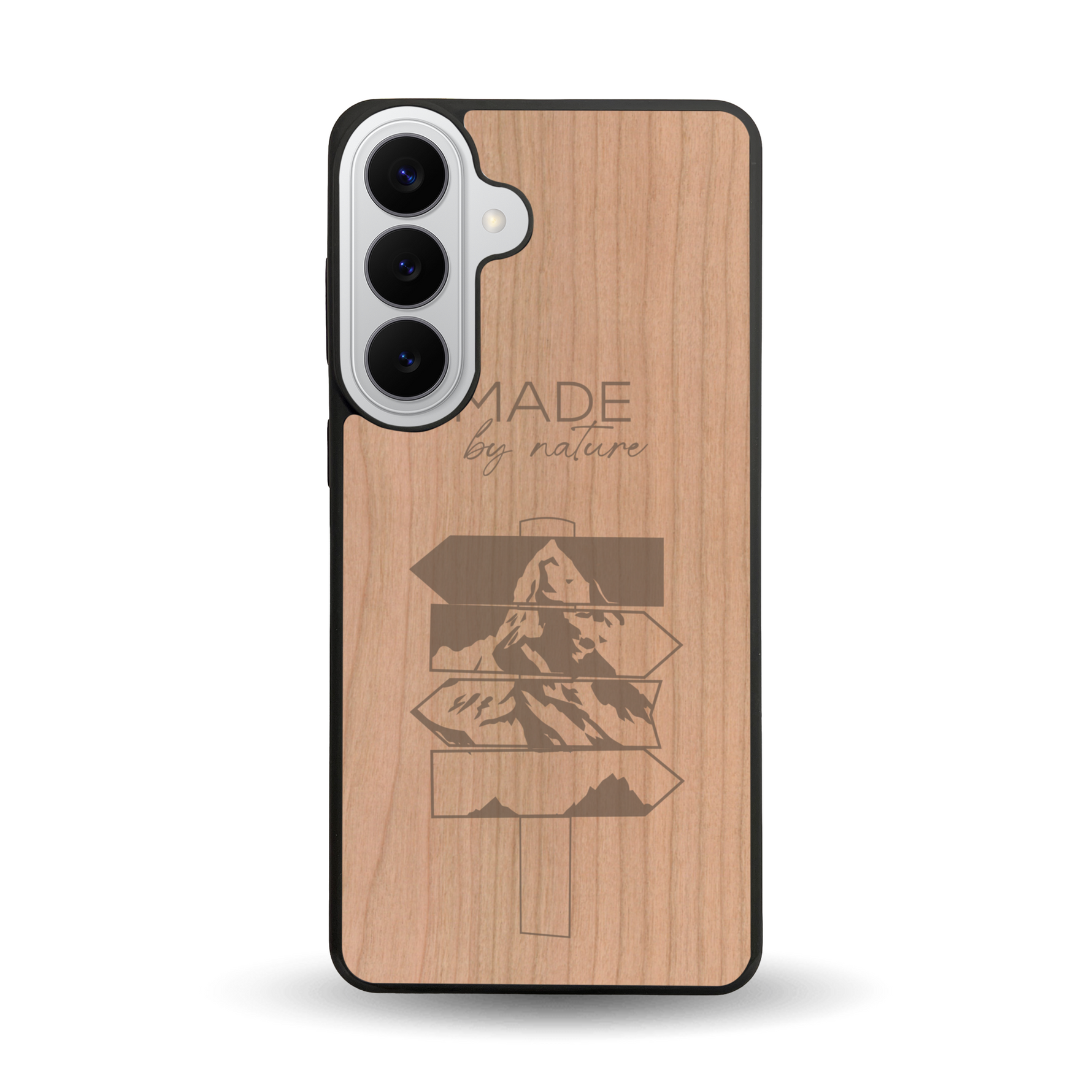 Coque de protection en bois véritable fabriquée en France pour  sur le thème de la nature et des arbres avec une gravure représentant une pomme de pin et la phrase "made by nature"