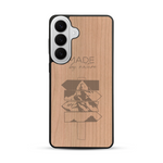 Coque de protection en bois véritable fabriquée en France pour  sur le thème de la nature et des arbres avec une gravure représentant une pomme de pin et la phrase "made by nature"