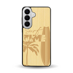 Coque de protection en bois véritable fabriquée en France pour  sur le thème chill avec un motif représentant une silouhette tenant une planche de surf sur une plage entouré de palmiers et les mots "Surf Time Long Beach Miami"