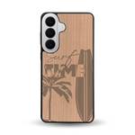 Coque de protection en bois véritable fabriquée en France pour  sur le thème chill avec un motif représentant une silouhette tenant une planche de surf sur une plage entouré de palmiers et les mots "Surf Time Long Beach Miami"