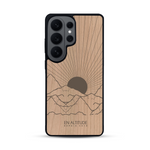 Coque de protection en bois véritable fabriquée en France pour  représentant des montagnes, sur le thème de la randonnée en pleine nature et du trail