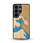 Coque de protection en bois véritable fabriquée en France pour Samsung S26 Ultra alliant plusieurs essences de bois pour représenter la célèbre grande vague de Kanagawa