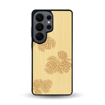 Coque de protection en bois véritable fabriquée en France pour Samsung S26 Ultra sur le thème de la nature des arbres avec un motif de gravure représentant des épines de sapin et des pommes de pin