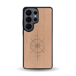 Coque de protection en bois véritable fabriquée en France pour Samsung S26 Ultra avec une gravure "rose des vents" sur le thème nautique et de l'océan qui s'inspire des boussoles de pirate