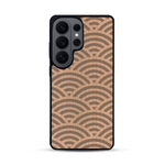 Coque de protection en bois véritable fabriquée en France pour  baptisée "La Sinjak" avec un motif de gravure abstrait représentant la répétition d'un symbole wifi