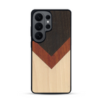 Coque de protection en bois véritable fabriquée en France pour  alliant du chêne fumé, du padouk et du bambou en forme de chevron sur le thème de l'art abstrait