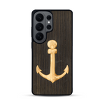 Coque de protection en bois véritable fabriquée en France pour  sur le thème nautique avec un bois clair et un bois foncé représentant une ancre de bateau