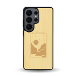 Coque de protection en bois véritable fabriquée en France pour Samsung S26 Ultra sur le thème du camping en pleine nature et du bivouac avec la phrase "Aventure is out there"