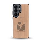 Coque de protection en bois véritable fabriquée en France pour Samsung S26 Ultra sur le thème du camping en pleine nature et du bivouac avec la phrase "Aventure is out there"