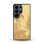 Coque de protection en bois véritable fabriquée en France pour Samsung S26 Ultra sur le thème du camping en pleine nature représentant une tente avec un feu de camp entouré de montagnes