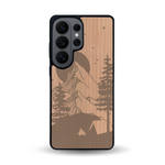 Coque de protection en bois véritable fabriquée en France pour Samsung S26 Ultra sur le thème du camping en pleine nature représentant une tente avec un feu de camp entouré de montagnes