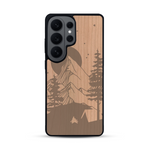 Coque de protection en bois véritable fabriquée en France pour  sur le thème du camping en pleine nature représentant une tente avec un feu de camp entouré de montagnes
