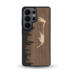 Coque de protection en bois véritable fabriquée en France pour Samsung S26 Ultra sur le thème de la nature et de la montagne qui allie du chêne fumé, du noyer et du bambou représentant le mont mézenc