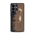 Coque de protection en bois véritable fabriquée en France pour  sur le thème de la nature et de la montagne qui allie du chêne fumé, du noyer et du bambou représentant le mont mézenc