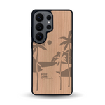 Coque de protection en bois véritable fabriquée en France pour Samsung S26 Ultra sur le thème des voyages en vans, vanlife et chill avec une gravure représentant un van vw combi devant le soleil couchant sur une plage avec des vagues