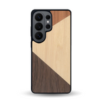 Coque de protection en bois véritable fabriquée en France pour Samsung S26 Ultra alliant du merisier, du noyer et du bambou formant chacun deux triangles et un trapèze avec deux jointures en diagonale sur le thème de l'art abstrait