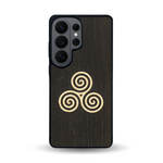 Coque de protection en bois véritable fabriquée en France pour Samsung S26 Ultra alliant du chêne fumé et du bambou et doré représentant un triskell