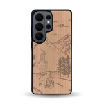Coque de protection en bois véritable fabriquée en France pour Samsung S26 Ultra sur le thème de la randonnée en montagne et de l'aventure avec une gravure représentant une femme de dos face à un paysage de nature