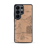 Coque de protection en bois véritable fabriquée en France pour  sur le thème de la randonnée en montagne et de l'aventure avec une gravure représentant une femme de dos face à un paysage de nature