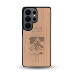 Coque de protection en bois véritable fabriquée en France pour Samsung S26 Ultra sur le thème de la nature et des arbres avec une gravure représentant une pomme de pin et la phrase "made by nature"