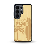 Coque de protection en bois véritable fabriquée en France pour Samsung S26 Ultra sur le thème chill avec un motif représentant une silouhette tenant une planche de surf sur une plage entouré de palmiers et les mots "Surf Time Long Beach Miami"