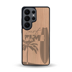 Coque de protection en bois véritable fabriquée en France pour Samsung S26 Ultra sur le thème chill avec un motif représentant une silouhette tenant une planche de surf sur une plage entouré de palmiers et les mots "Surf Time Long Beach Miami"