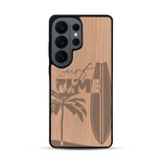 Coque de protection en bois véritable fabriquée en France pour  sur le thème chill avec un motif représentant une silouhette tenant une planche de surf sur une plage entouré de palmiers et les mots "Surf Time Long Beach Miami"