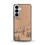 Coque de protection en bois véritable fabriquée en France pour  sur le thème de la montagne, du ski et de la neige avec un motif représentant une paire de ski plantée dans la neige avec en fond des montagnes enneigées