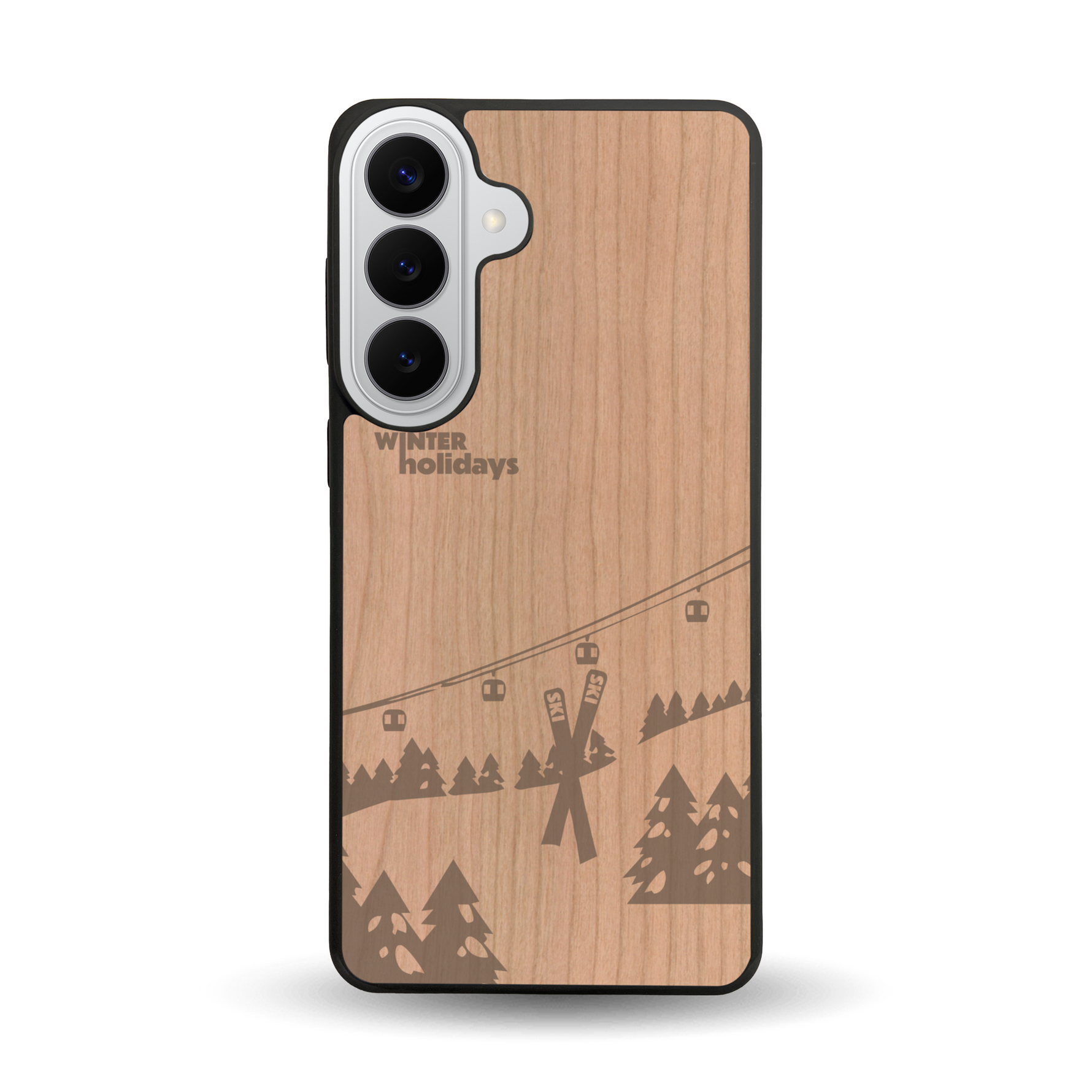Coque de protection en bois véritable fabriquée en France pour  sur le thème de la montagne, du ski et de la neige avec un motif représentant une paire de ski plantée dans la neige avec en fond des montagnes enneigées