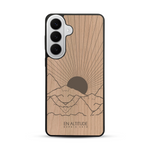 Coque de protection en bois véritable fabriquée en France pour  représentant des montagnes, sur le thème de la randonnée en pleine nature et du trail
