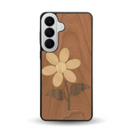 Coque de protection en bois véritable fabriquée en France pour Samsung S26+ alliant plusieurs essences de bois pour représenter une marguerite