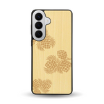 Coque de protection en bois véritable fabriquée en France pour Samsung S26+ sur le thème de la nature des arbres avec un motif de gravure représentant des épines de sapin et des pommes de pin