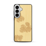 Coque de protection en bois véritable fabriquée en France pour  sur le thème de la nature des arbres avec un motif de gravure représentant des épines de sapin et des pommes de pin