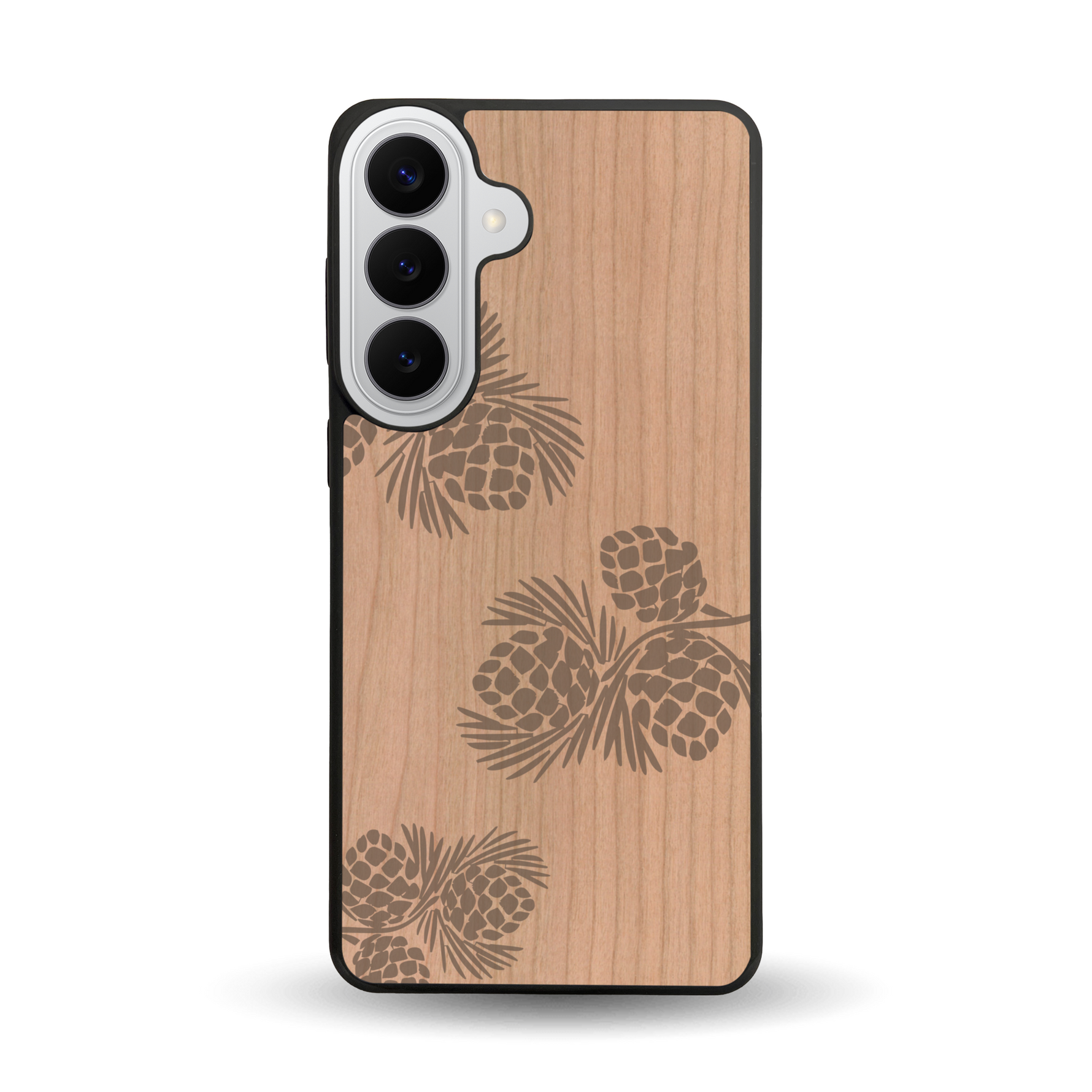 Coque de protection en bois véritable fabriquée en France pour Samsung S26+ sur le thème de la nature des arbres avec un motif de gravure représentant des épines de sapin et des pommes de pin