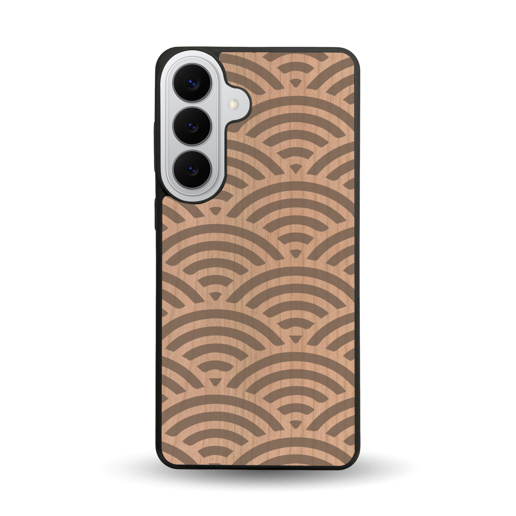 Coque de protection en bois véritable fabriquée en France pour Samsung S26+ baptisée "La Sinjak" avec un motif de gravure abstrait représentant la répétition d'un symbole wifi