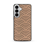Coque de protection en bois véritable fabriquée en France pour  baptisée "La Sinjak" avec un motif de gravure abstrait représentant la répétition d'un symbole wifi