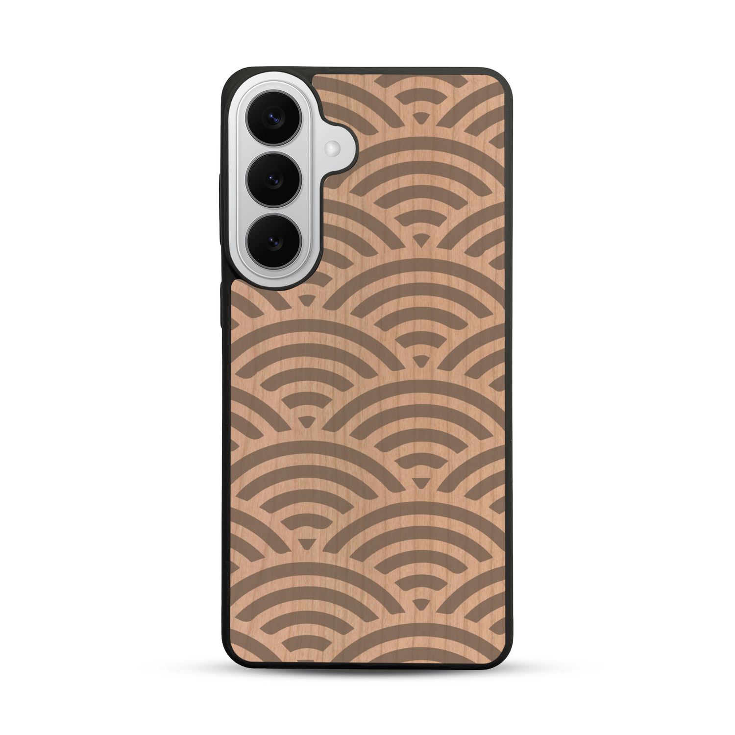 Coque de protection en bois véritable fabriquée en France pour  baptisée "La Sinjak" avec un motif de gravure abstrait représentant la répétition d'un symbole wifi
