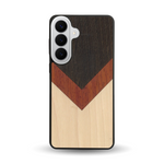 Coque de protection en bois véritable fabriquée en France pour Samsung S26+ alliant du chêne fumé, du padouk et du bambou en forme de chevron sur le thème de l'art abstrait