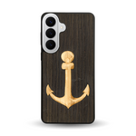 Coque de protection en bois véritable fabriquée en France pour Samsung S26+ sur le thème nautique avec un bois clair et un bois foncé représentant une ancre de bateau