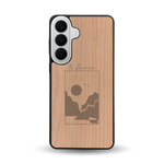 Coque de protection en bois véritable fabriquée en France pour Samsung S26+ sur le thème du camping en pleine nature et du bivouac avec la phrase "Aventure is out there"