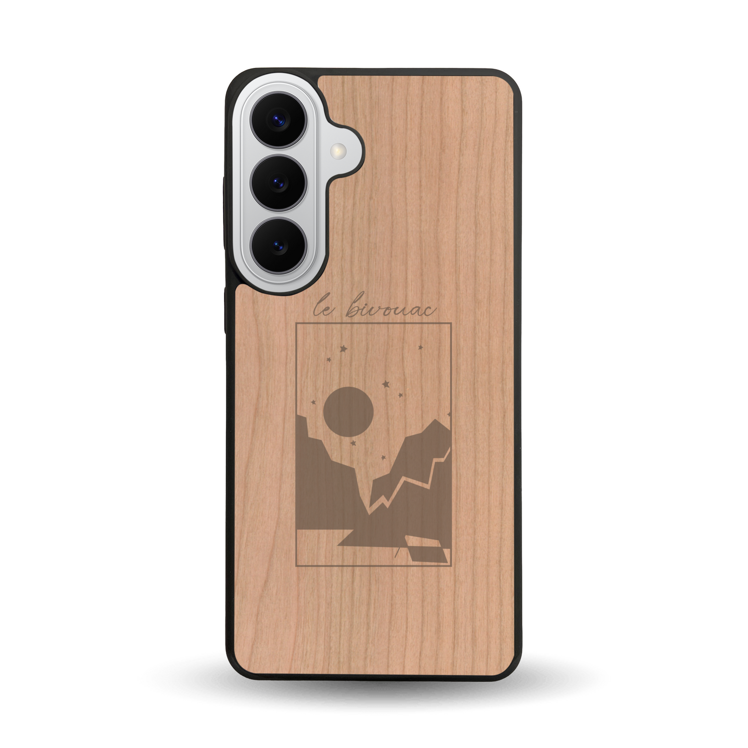 Coque de protection en bois véritable fabriquée en France pour Samsung S26+ sur le thème du camping en pleine nature et du bivouac avec la phrase "Aventure is out there"