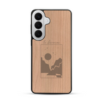 Coque de protection en bois véritable fabriquée en France pour  sur le thème du camping en pleine nature et du bivouac avec la phrase "Aventure is out there"