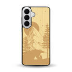 Coque de protection en bois véritable fabriquée en France pour Samsung S26+ sur le thème du camping en pleine nature représentant une tente avec un feu de camp entouré de montagnes