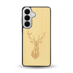 Coque de protection en bois véritable fabriquée en France pour Samsung S26+ sur le thème de la nature et des animaux représentant une tête de cerf gométrique avec un design moderne et minimaliste